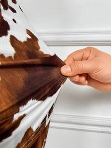 AIJ Amarilo 女士棕色奶牛印花复古 Y2K 美学无袖不对称褶皱紧身连衣裙 春夏假期度假穿搭 春假节日季毕业季迷你连衣裙 性感短裙 - 棕色 - 查看 7