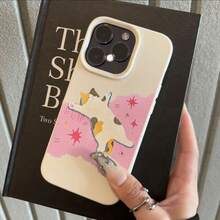 El diseño de un gato atigrado estirando el cuerpo sobre un fondo rosa está hecho de material TPU y es adecuado para fundas de  17 Pro Max. Presenta un diseño empresarial de calidad, diseños modernos para los modelos 13 Pro, 16+, 14, 15, 11 y 17. Es duradero, a prueba de caídas y protector, con una apariencia sencilla y hermosa, adecuado para diversas ocasiones. - Colores mixtos 1 - Ver 4