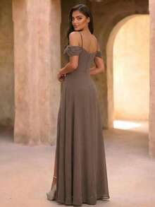 这款别致的长款伴娘礼服采用露肩肩带和优雅的褶裥设计。 - 藕粉色 - 查看 2