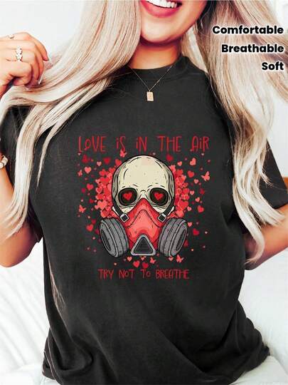 Camiseta gráfica con calavera y máscara de gas con la frase 'Love Is in The Air' - Cómoda camiseta de cuello redondo, increíblemente suave y transpirable - Ideal para el Día de San Valentín, aniversarios o como regalo para parejas, amigos o seres queridos