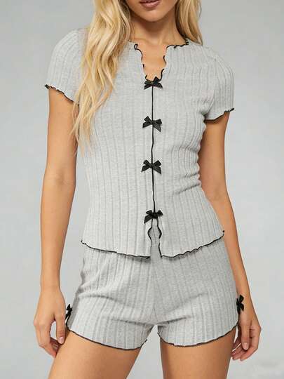 Bộ đồ ngủ nữ dệt kim gân mềm mại, nhẹ nhàng và thân thiện với da, thiết kế tối giản và thanh lịch: Áo tay ngắn thắt nơ viền bèo + Quần short viền bèo, bộ 2 món, thích hợp cho mùa xuân/hè.