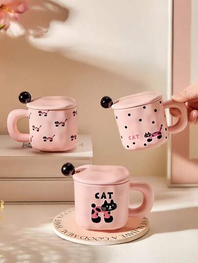 1个可爱粉色卡通猫咪陶瓷马克杯，带盖和勺子，时尚美观，可盛装水/牛奶/咖啡，适合客厅、卧室、办公桌摆放，亦可作为礼物。