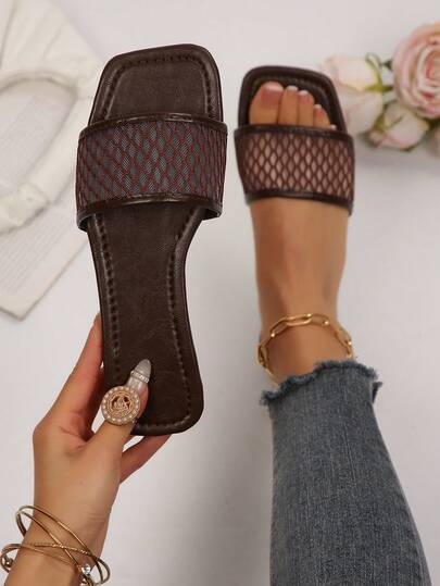 Women's White & Brown Strap Woven Flat Sandals, Comfortable Minimalist Design For Vacation, Beach, Home Daily Wear, Summer White Woven Open-Toe Slippers, Comfortable Beach Vacation Home Daily