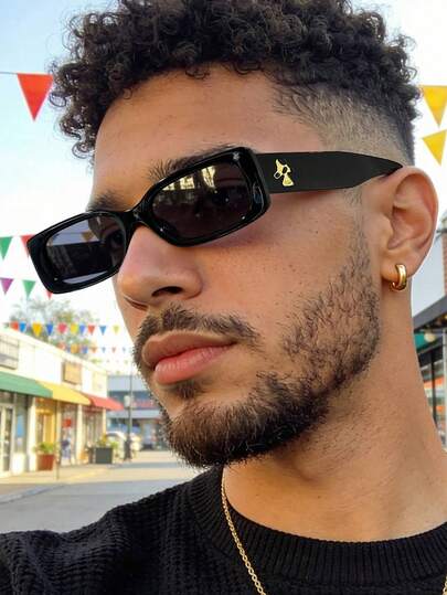 1副男士时尚眼镜，简约纯黑色镜框，金色点缀，轻盈PC材质镜框，复古窄矩形款式，适合日常佩戴、度假、旅行和街拍搭配，附眼镜盒