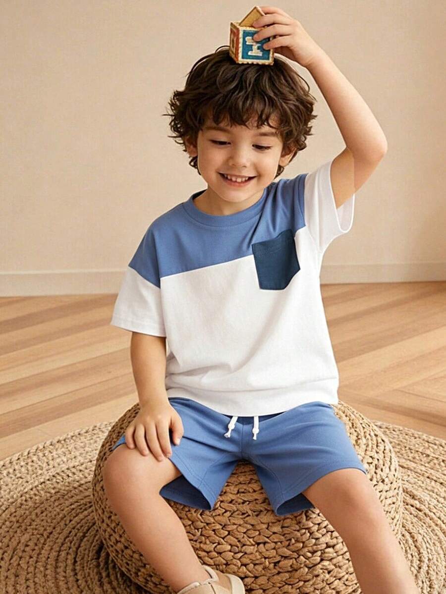 Conjunto de 2 peças para bebê menino, composto por camiseta de manga curta e shorts com estampa patchwork em blocos de cores, ideal para o verão e para o lazer.