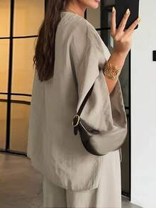 Bộ đồ nữ thường ngày gồm áo cổ chữ V dáng rộng và quần ống rộng, chất liệu vải dệt màu trơn, thích hợp cho mùa hè và mùa xuân. - Xám - Xem 3