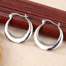 Boucles d'oreilles créoles minimalistes et à la mode en argent, convenant pour le port quotidien et les rassemblements des femmes. Un accessoire délicat et un excellent cadeau pour les fêtes - Argent - Voir 5