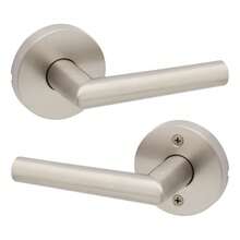 Kwikset Milan - Manija de puerta de paso interior palanca para puertas de clóset y pasillo palanca reversible sin bloqueo níquel satinado - Nquel satinado - Ver 1