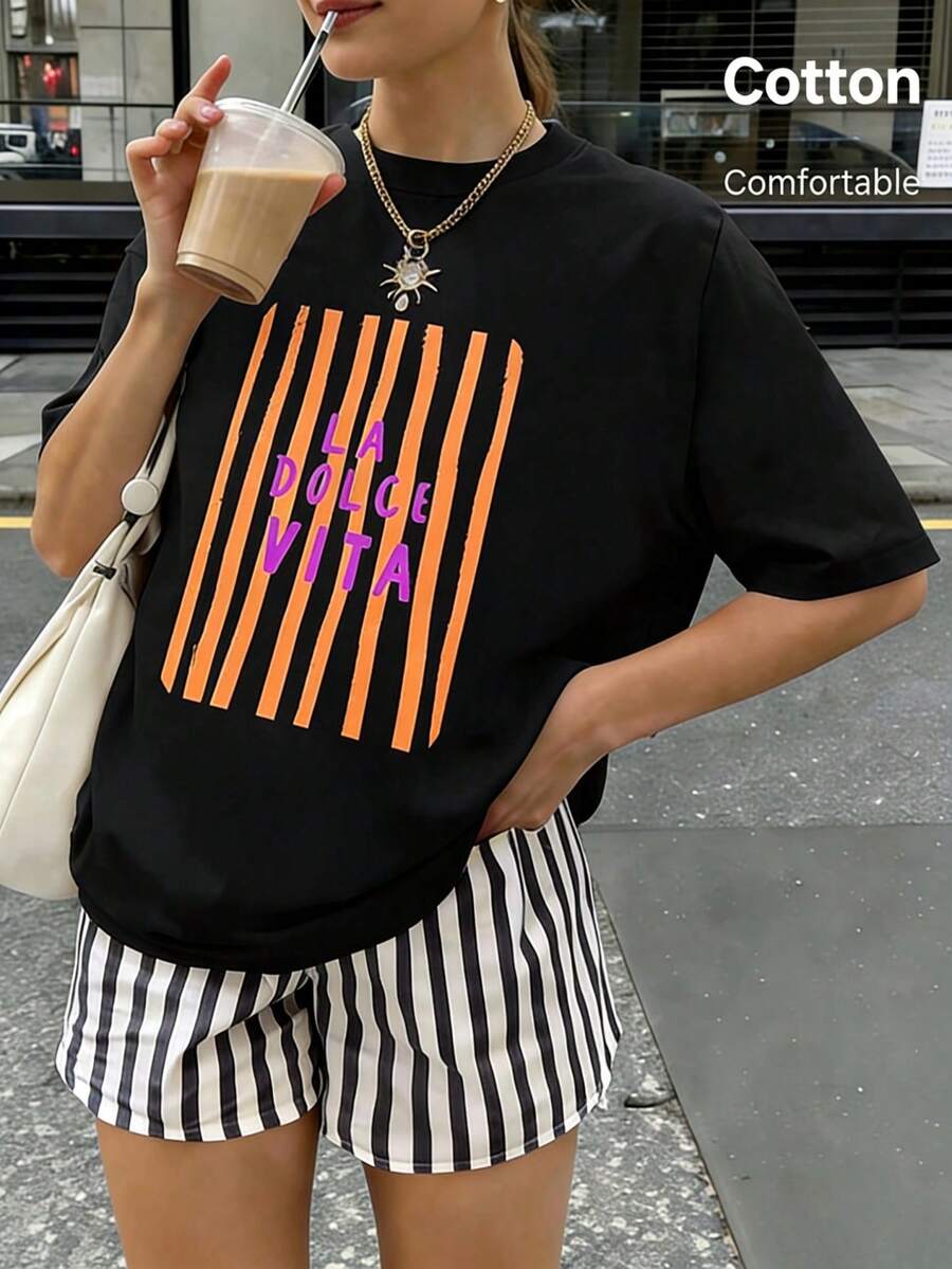 女款時尚休閒黑色 La Dolce Vita 印花 T-shirt,短版常規袖,羅紋針織細節,舒適夏季街頭風圓領上衣,Y2K - 黑色. - 查看 1