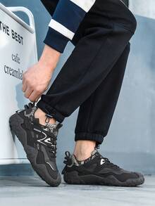 Giày thể thao nam casual, năng động, với phần gót in họa tiết và thiết kế quai đan chéo trên thân giày, mang đến phong cách thể thao năng động, tươi mới và nhiều lớp cho đô thị. - màu đen - Xem 7