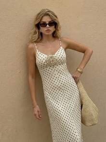 女士优雅波点吊带长裙，白色底黑色圆点，3D玫瑰花装饰，露背设计，飘逸长裙，适合度假和早午餐等夏季穿着。 - 白色 - 查看 5