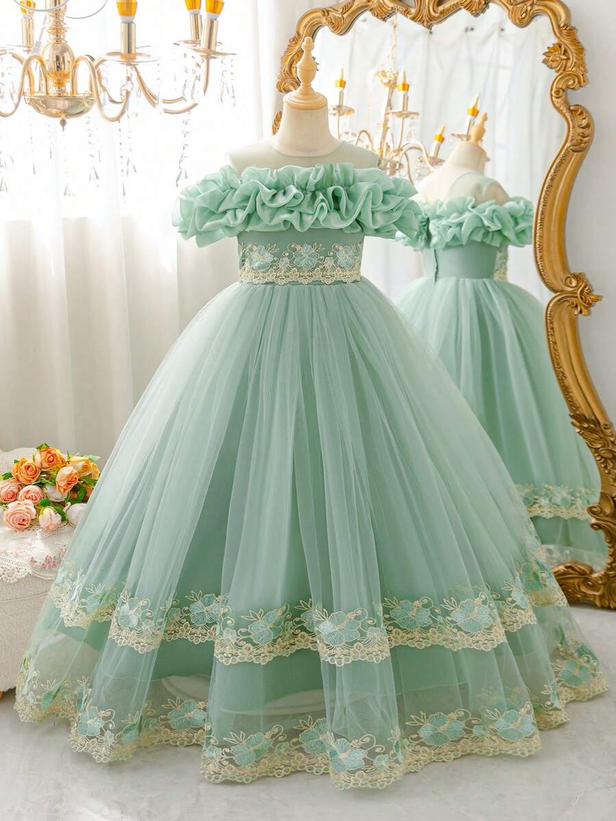 Đầm xanh lá cây thanh lịch, trễ vai, xếp ly, phối ren, dễ thương dành cho bé gái, thích hợp làm phù dâu trong đám cưới, tiệc sinh nhật, dẫn chương trình, biểu diễn sân khấu và các dịp quan trọng khác, phù hợp với nhiều lễ hội quan trọng. Phần váy rất trang nhã, quý phái và thanh lịch khi mặc. - màu xanh lá - Xem 1