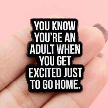 “你知道你已经成年了”语录珐琅徽章，趣味短语，X世代胸针翻领别针徽章，可别在背包、服装配饰、时尚珠宝上，是送给朋友的绝佳礼物。 - 黑色 - 查看 10