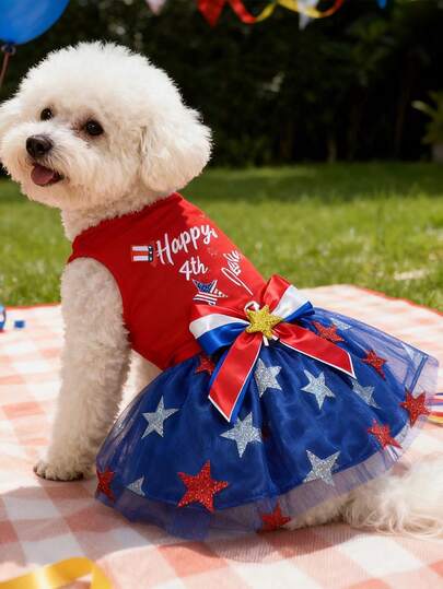 一件涤纶材质的独立日主题华丽网纱连衣裙，蓝色底色，饰有红色闪亮星星和蝴蝶图案，适合小型至中型猫狗室内外穿着。