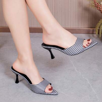 Giày cao gót nữ đồng phục, giày cao gót đen trắng kẻ sọc, giày cao gót mũi nhọn, giày nữ chất lượng cao phù hợp mọi mùa, giày nữ thời trang và thanh lịch, giày dự tiệc sang trọng, giày cưới và dự tiệc cho nữ, phù hợp cho công sở và trang phục trang trọng, đa năng và thời trang, phù hợp cho các buổi dạ hội, lễ kỷ niệm, tiệc tùng và các dịp trang trọng trong mọi mùa, vừa vặn thoải mái, giày dép thời trang, cấu trúc bền chắc, thiết kế tối giản và tinh tế.