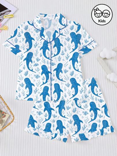 2件套卡通鱼海藻印花少女睡衣套装，包括一件短袖翻领上衣和一条松紧腰短裤，穿着方便，适合儿童和青少年日常居家穿着、派对睡衣。