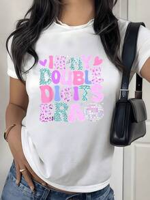 Texto con corazones rosados letras grandes con estampado animal azul y rosa y esfera disco que celebra energía alegre y etapa de cambio camiseta de mujer 220g casual moderna - Blanco - Ver 1