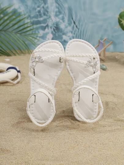 1双夏季儿童平底凉鞋，经典编织带交叉弹力设计，饰有水钻蝴蝶，适合夏季派对和度假穿着。