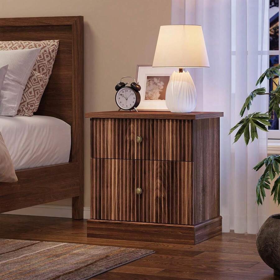 24 pulgadas de altura moderno acanalado mesa de noche con 2 cajones, Mesa de extremo lateral, Pequeño gabinete de almacenamiento acento, Mesa de cama moderna soporte nocturno, Mesa lateral de base curva estable. - Marrón - Ver 1
