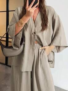 Bộ đồ nữ thường ngày gồm áo cổ chữ V dáng rộng và quần ống rộng, chất liệu vải dệt màu trơn, thích hợp cho mùa hè và mùa xuân. - Xám - Xem 6