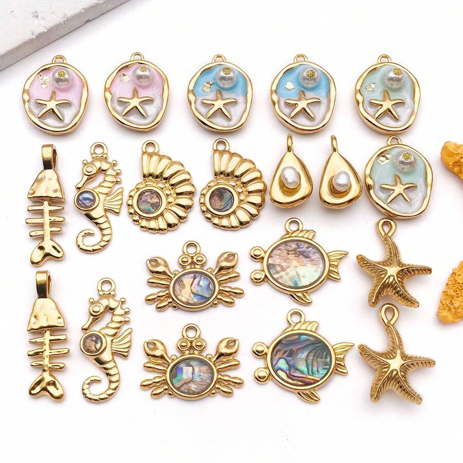 1件金色不锈钢海洋动物吊坠，天然贝壳镶嵌，包含贝壳螃蟹、海星等吊坠，可用于制作项链、手链、耳环，打造海洋主题珠宝，亦可作为DIY礼物。