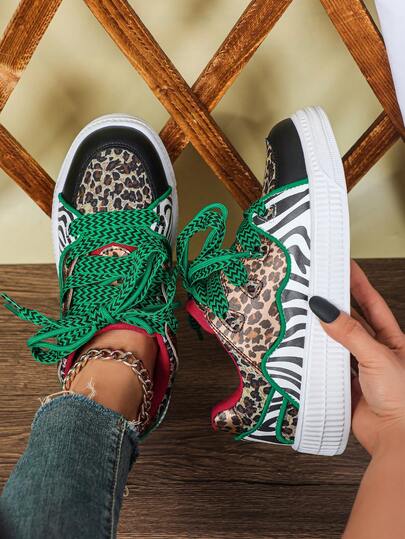 个性化豹纹搭配斑马纹设计，绿色宽扁鞋带，酷炫欧美风女式休闲滑板鞋，户外健步鞋，男女皆宜的情侣鞋，适合日常通勤和旅行。