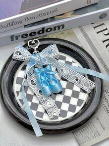 1 Móc khóa hình giày ba lê dễ thương - Phụ kiện túi xách nơ ren dành cho nữ, giày ba lê mini bằng satin với nơ ren lãng mạn và dải ruy băng mềm mại, hoàn hảo để thêm nét mềm mại, nữ tính cho túi xách, ba lô hoặc bộ chìa khóa của bạn. - Nhiều màu - Xem 11