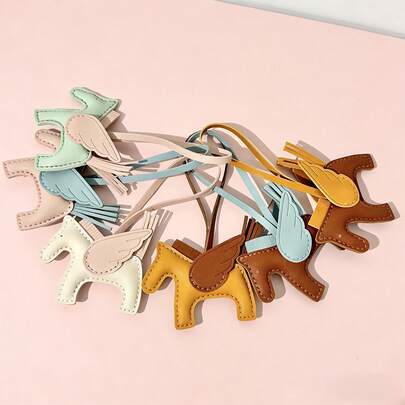 DIY可爱翅膀马工艺套装 - 手工可爱吊坠，可爱翅膀马主题PU皮革钥匙扣，适合初学者缝纫DIY材料，完美装饰背包、车钥匙和包包，是理想的DIY手工项目，也是送给手工爱好者、女士、青少年和爱马人士的礼物（本产品为材料套装，非成品，需要手工缝制）