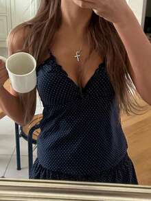 Bộ đồ mặc nhà mùa hè nữ tính, gợi cảm phong cách Y2K Pure Desire, gồm áo hai dây dệt kim in chấm bi với thiết kế bèo nhún và nơ, cùng quần short. - Màu xanh hải quân - Xem 6