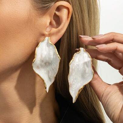 1 Đôi bông tai mặt dây chuyền hình lá bất đối xứng 2026 - Khung kim loại mạ vàng với mặt dây chuyền hình giọt nước tráng men trắng dành cho nữ
