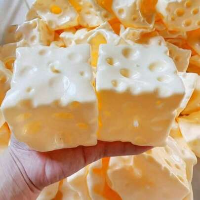 1个7厘米方形奶酪球毛绒玩具，逼真的面包纹理，慢回弹TPR外壳，是生日、圣诞节、万圣节、复活节的理想礼物