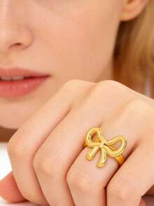 1枚精致柔美的18K镀金不锈钢抛光3D蝴蝶结可调节戒指，适合日常、通勤和约会佩戴。 - R0788-02 - 查看 1