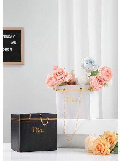 M.Dior Caja de regalo con asa de cadena con diseño floral para el Día de San Valentín, caja de embalaje de ramo de flores 3D plegable, caja de regalo, adecuada para flores frescas, flores secas, regalos hechos a mano y recuerdos. Hecha de cartón grueso y cadena de metal, resistente, impermeable y anti-deformación. El diseño plegable ahorra espacio de almacenamiento, estilo simple y elegante, disponible en varios colores, adecuado para bodas, cumpleaños, Día de la Madre, Día de San Valentín y otras ocasiones. Material de embalaje ideal para floristerías, tiendas de regalos y entusiastas del bricolaje para hacer que las obras de arte florales sean talla grande lujosas y elegantes.