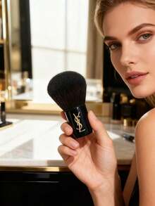 Pincel de rubor en polvo 3D curvo de Yves Saint Laurent, maquillaje de lujo avanzado - Negro - Ver 3