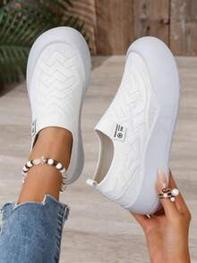 These Women's Slip-On Casual Shoes Feature A Lightweight And Breathable Mesh Upper, A Non-Slip Thick Sole, And A Cushioned, Responsive Design. They Are Washable, Have A Simple And Versatile Style, And Are Suitable For Daily Commutes, Strolls, Shopping, Outdoor Travel, And Light Activities. A Thoughtful Valentine's Day Gift. - 白色 - 查看 1