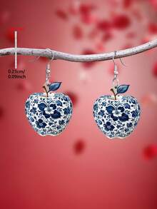 一对2D平面蓝白瓷苹果造型亚克力耳坠，优雅简约风格，适合女性日常及节日佩戴。 - 淺藍色 - 查看 3