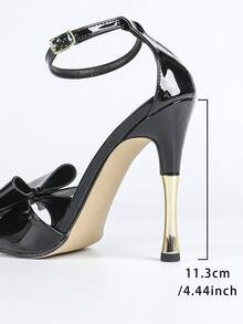Jin Bei Qi Sandalias de tacón alto para mujer, adecuadas para primavera/verano, discoteca, viajes al aire libre, compras, fiestas, regalo del Día de San Valentín, citas, espectáculos, trayectos. Diseño elegante y de moda con cuero patentado negro, lazo, tacón de aguja metálico. Se pueden combinar con vestido de tirantes de terciopelo, vestido ajustado de lentejuelas, falda de satén de sirena, vaqueros de tiro alto de pierna ancha, minifalda caqui, chaqueta vaquera corta + minifalda floral. - Negro - Ver 3
