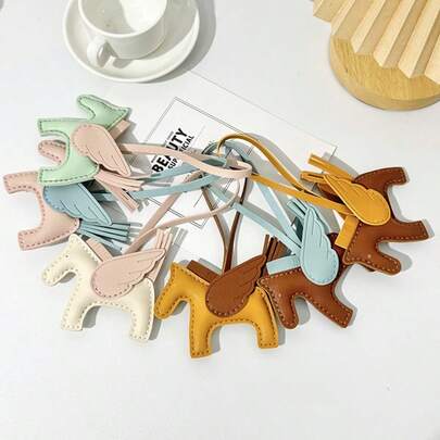 DIY可爱翅膀马工艺套装 - 手工可爱吊坠，可爱翅膀马主题PU皮革钥匙扣，适合初学者缝纫DIY材料，完美装饰背包、车钥匙和包包，是理想的DIY手工项目，也是送给手工爱好者、女士、青少年和爱马人士的礼物（本产品为材料套装，非成品，需要手工缝制）