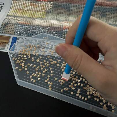 钻石画托盘，防滚条纹设计+可打开的倒置钻石口，包含透明/蓝色/绿色/紫色4种颜色，可容纳各种不同尺寸的钻石、珠子和水晶。