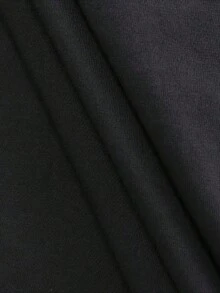 Figura simbólica que representa la lucha interna entre la fuerza y la fragilidad humana con elementos urbanos y sombras que evocan esfuerzo y superación camiseta de mujer 220g casual moderna - Negro - Ver 7