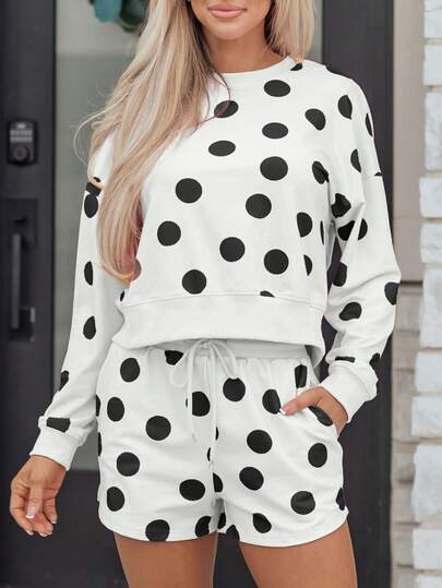波点印花落肩套头卫衣和抽绳短裤套装，适合春假穿着
