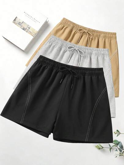 Quần short nữ màu đen nhẹ, có dây rút, cạp chun, họa tiết đường kẻ bóng, kiểu dáng thể thao năng động, mặc nhà hoặc ngoài trời, dài đến đầu gối.