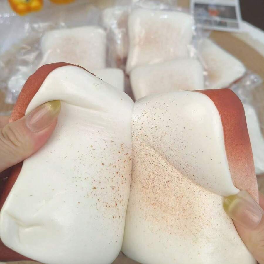 1个新款“小红帽”畅销逼真超柔软奶油面包捏捏乐玩具，解压挤压玩具，生日、圣诞节、节日完美礼物
