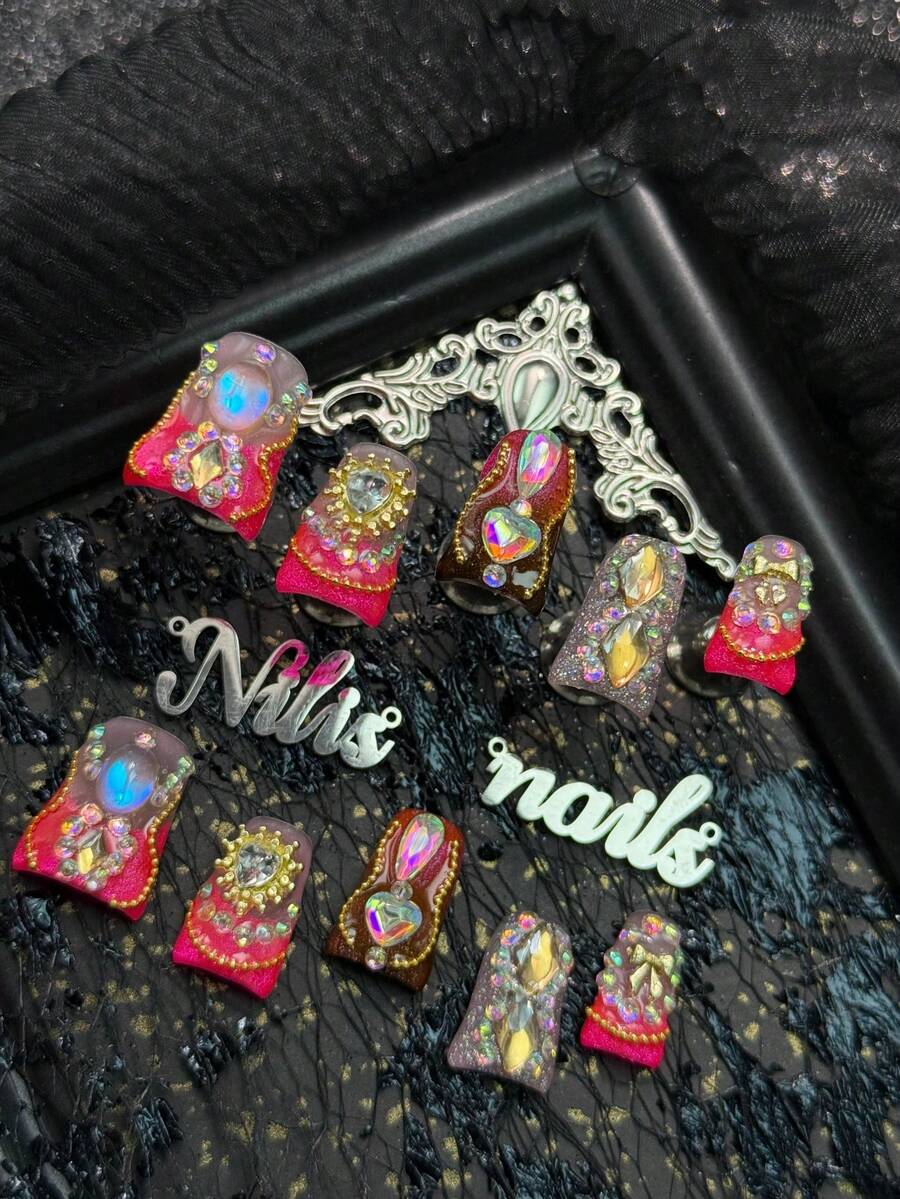 10 piezas Kit de uñas acrílicas cortas de pato, uñas rojo rosa, uñas rosas combinadas con rojo rosa y marrón ojo de gato francés, accesorios de arte de uñas con cadena tridimensional 3D, diamantes de colores y corazones y lazos, decoración de piedras preciosas de uñas ricas y coloridas, adecuado para el estilo artístico Y2K de niñas y mujeres, adecuado para fiestas, uso diario, San Valentín, Año Nuevo y ceremonias, es un gran regalo (incluye: una pieza de pegamento de gelatina y una tira de fricción)