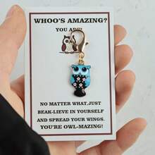 12个卡通猫头鹰钥匙扣套装，适合装饰手提包、背包和汽车。是生日、婚礼、教师节、毕业典礼、派对礼物和猫头鹰主题配饰的理想之选。附赠一张精美贺卡。 - 彩色 - 查看 6