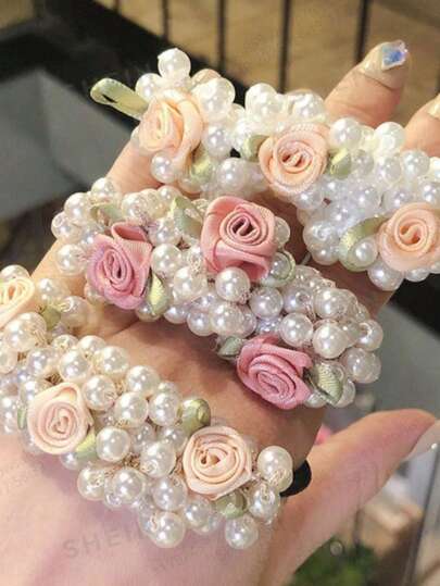 Bộ phụ kiện tóc hoa hồng và ngọc trai 3 món, gồm dây buộc tóc bện có độ đàn hồi cao và các vòng cài tóc hoa hồng và ngọc trai kiểu cổ điển, được thiết kế đặc biệt dành cho phụ nữ. Sản phẩm giúp giữ nếp tóc mà không làm hư tóc, là phụ kiện hoàn hảo cho cuộc sống hàng ngày và những dịp đặc biệt.