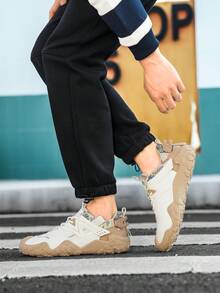 男士休闲时尚运动鞋，鞋跟印花，鞋面编织交叉绑带设计，呈现清新层次感十足的都市运动休闲风格。 - 卡其色 - 查看 7