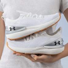 Under Armour 新款女士低帮缓震防滑训练跑步鞋 - 白色/銀色 - 查看 3