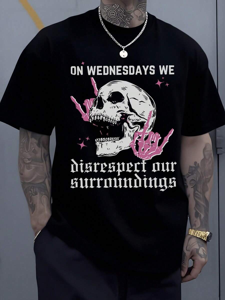 Calavera con gesto desafiante rodeada de manos rosadas simbolizando irreverencia y actitud audaz frente al mundo mostrando energía rebelde y fuerza interior perfecta para quienes buscan destacar con personalidad camiseta de hombre casual moderna cómoda para uso diario y momentos urbanos - Negro - Ver 1
