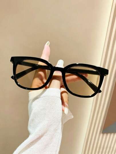 一副棕色方形塑料框眼镜，适合音乐节、旅行、度假、运动、驾驶、节日、海滩、郊游、夏季配饰、家庭旅行、优雅装扮、街头风格配饰、度假氛围、运动、派对、户外活动、街头风格、钓鱼、假期等场合。